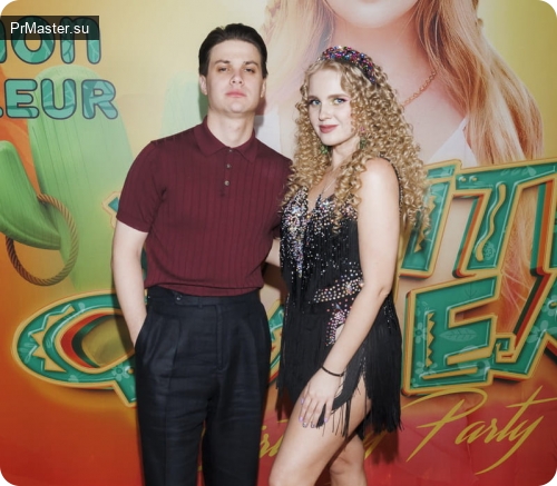 Michelz присоединился к White Queen на карнавальной премьере Синий Winston Michelz присоединился к White Queen на карнавальной премьере Синий Winston